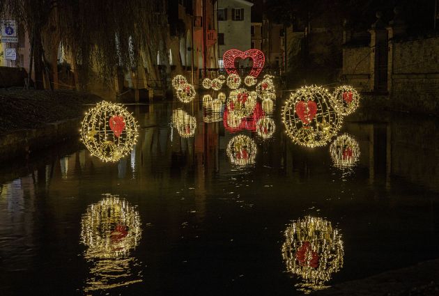 sfere luminose su acqua
