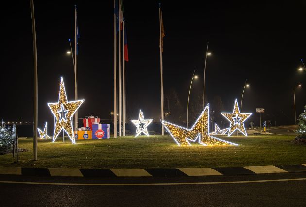 stelle luminose natalizie con decorazione di una rotonda a caorle