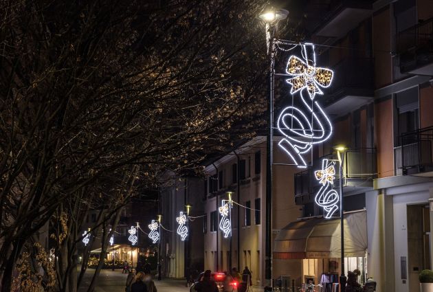 illuminazione natalizia con fiocco