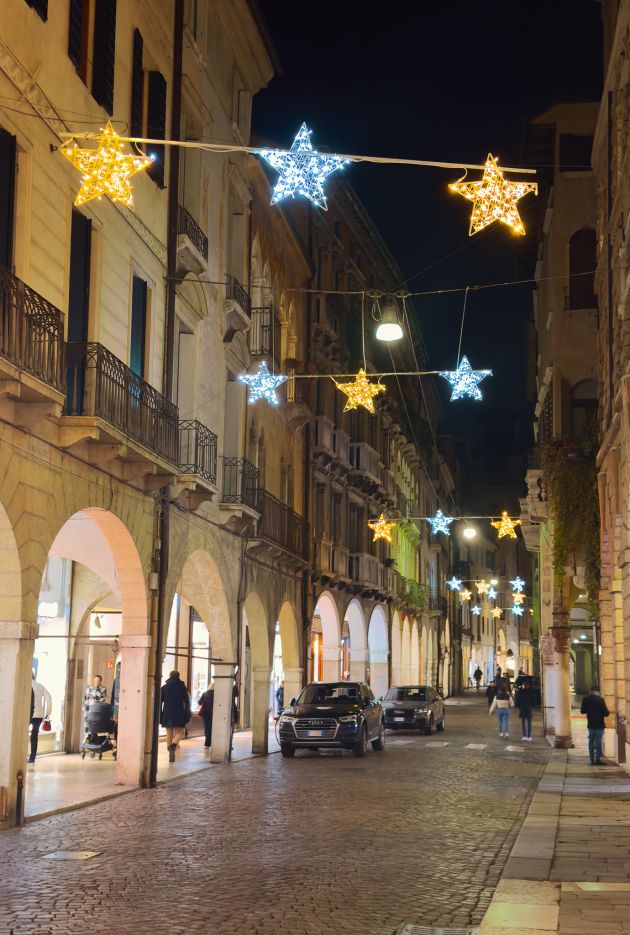 stelle luminose natalizie a treviso a forma di stella
