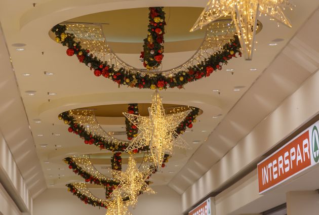 interno luci e decorazioni natalizie centro commerciale le brentelle