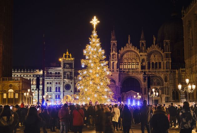 albero natale luminoso a venezia