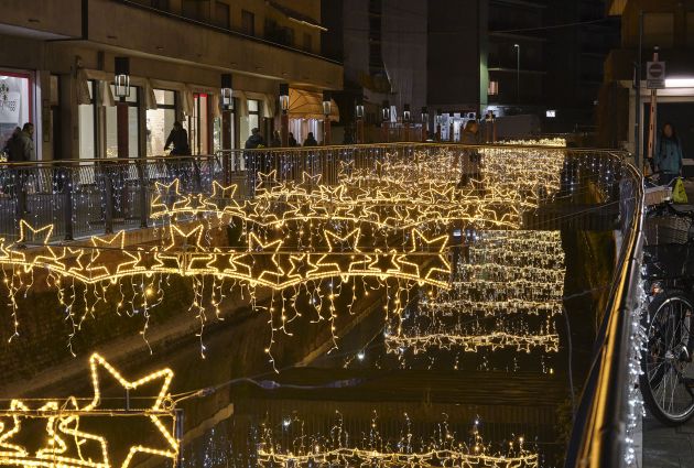 installazione natalizia con stelle su acqua