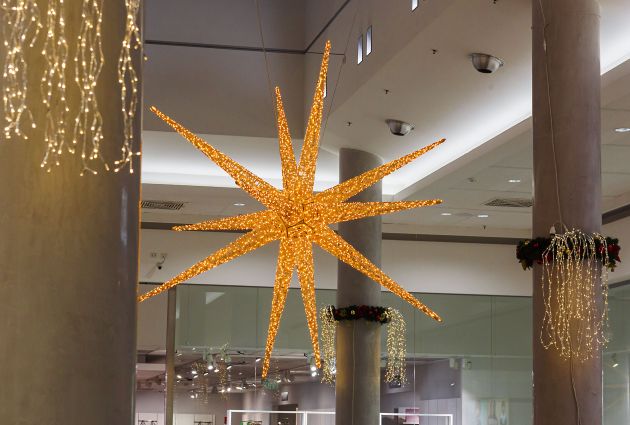 interno luci e decorazioni natalizie centro commerciale le brentelle