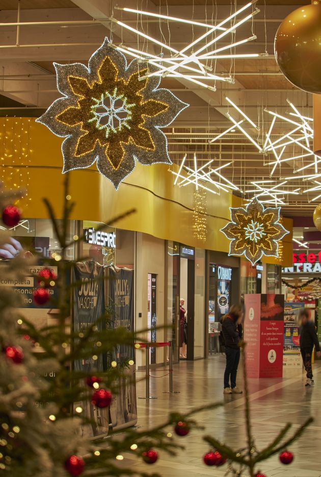 decorazione e luci natalizie interno centro commerciale le Centurie