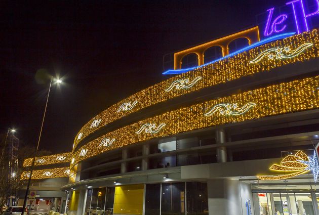 esterno luci natalizie centro commerciale le brentelle