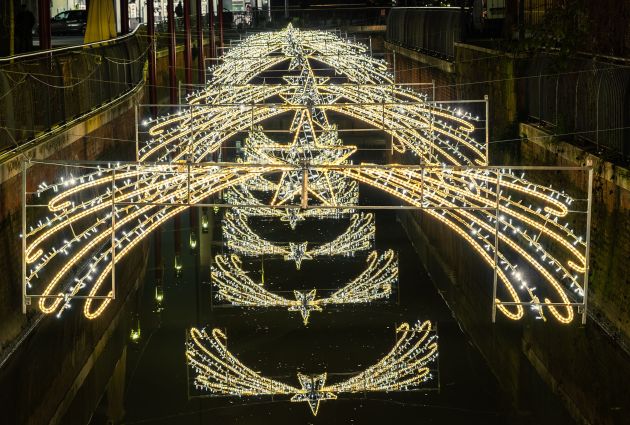 illuminazione natalizia su acqua