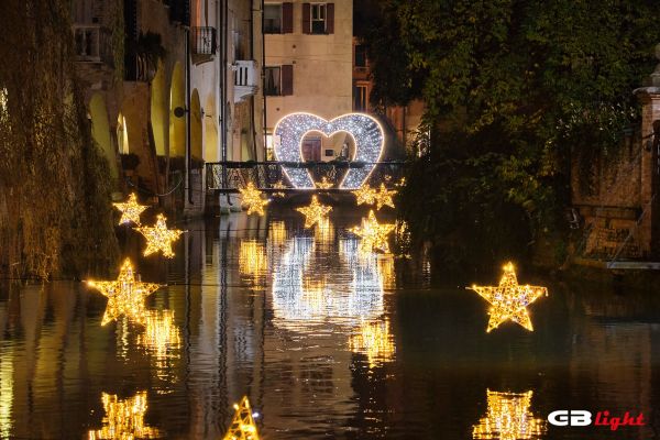 illuminazione natalizia sull'acqua a Treviso