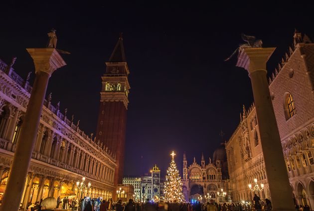piazza san marco illuminata a natale con albero di natale