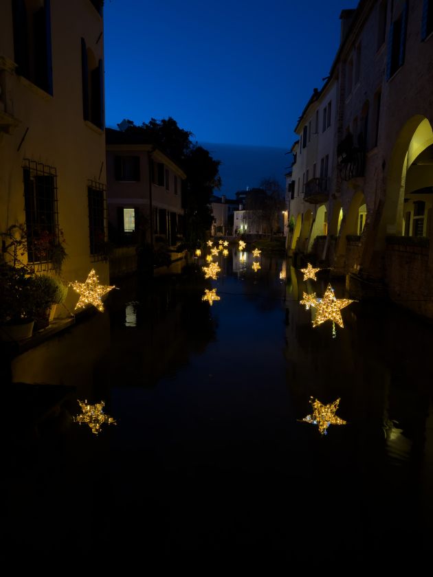 stelle luminose su acqua