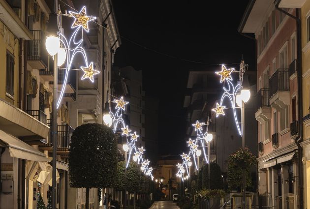 illuminazione natalizia con stelle
