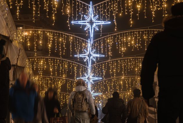 arco con stella luminosa natalizia a venezia