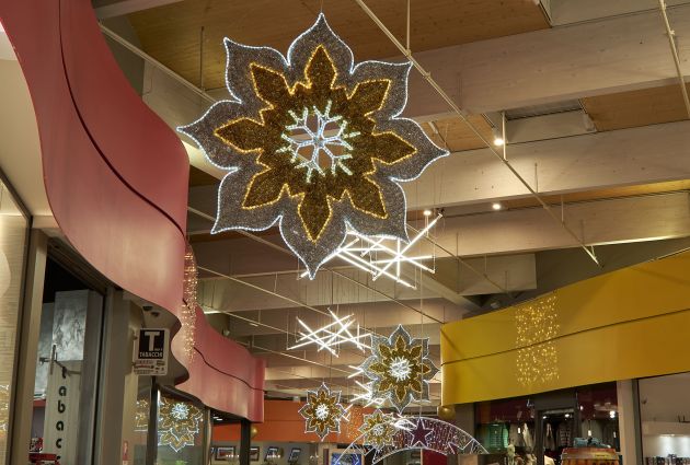 decorazione e luci natalizie interno centro commerciale le Centurie