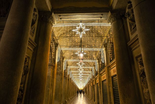 illuminazione natalizia in galleria a venezia