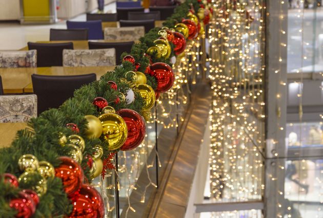 interno luci e decorazioni natalizie centro commerciale le brentelle