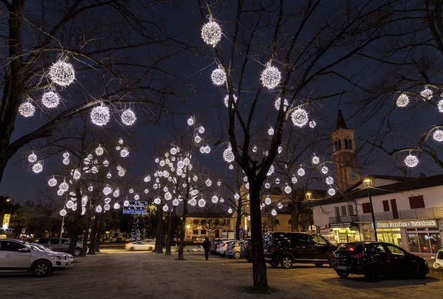 alberi con palle luminose decorazioni natalizie