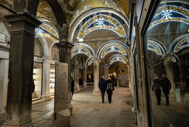 arco luminoso natalizio a venezia