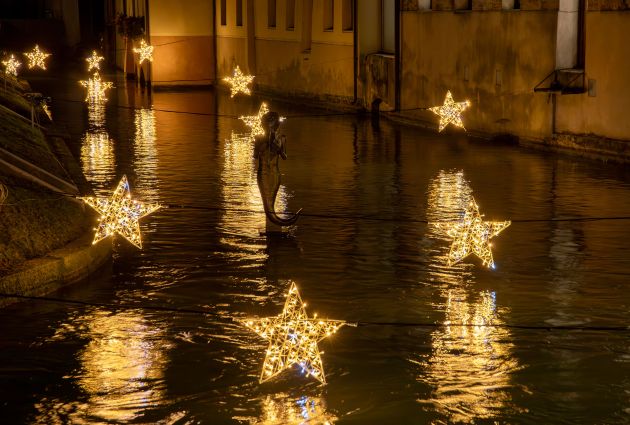 stelle luminose su acqua
