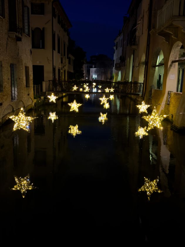 stelle luminose su acqua