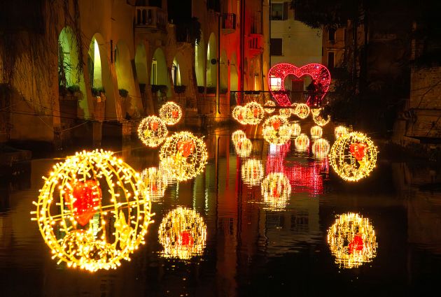 sfere luminose san valentino sospese sull'acqua