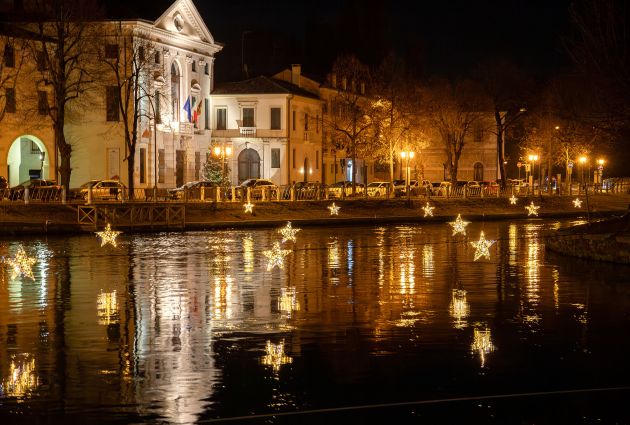 stelle luminose su acqua