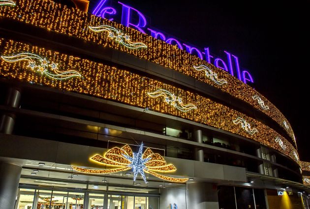 esterno luci natalizie centro commerciale le brentelle