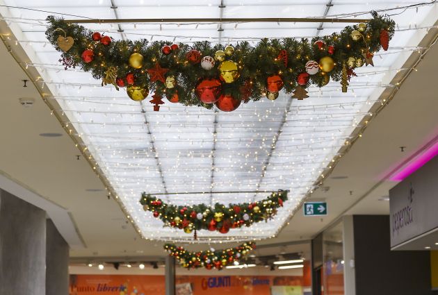 interno luci e decorazioni natalizie centro commerciale le brentelle