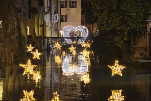 cuore luminoso su corso d'acqua a treviso