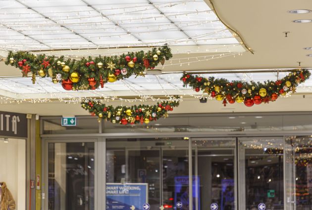 interno luci e decorazioni natalizie centro commerciale le brentelle