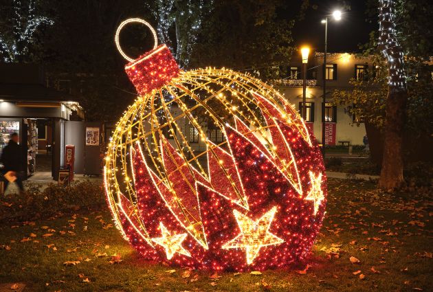 postazione selfie luminosa palla natale