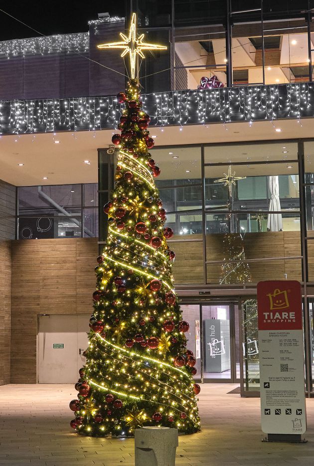 centro commerciale le Tiare allestimenti natalizi interno albero natale