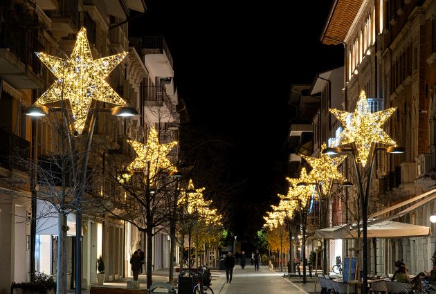 illuminazione natalizia con stelle