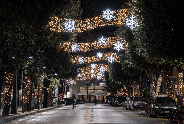 strada illuminata luci natalizie