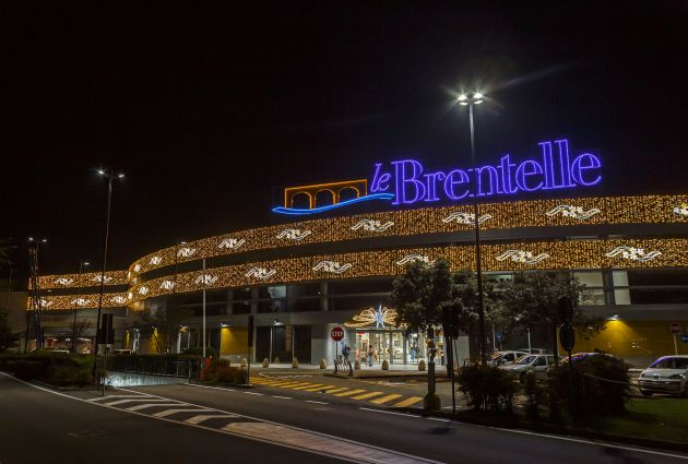 esterno luci natalizie centro commerciale le brentelle