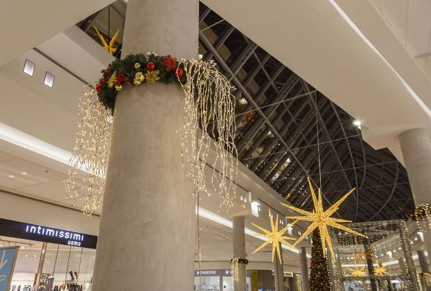 interno luci e decorazioni natalizie centro commerciale le brentelle