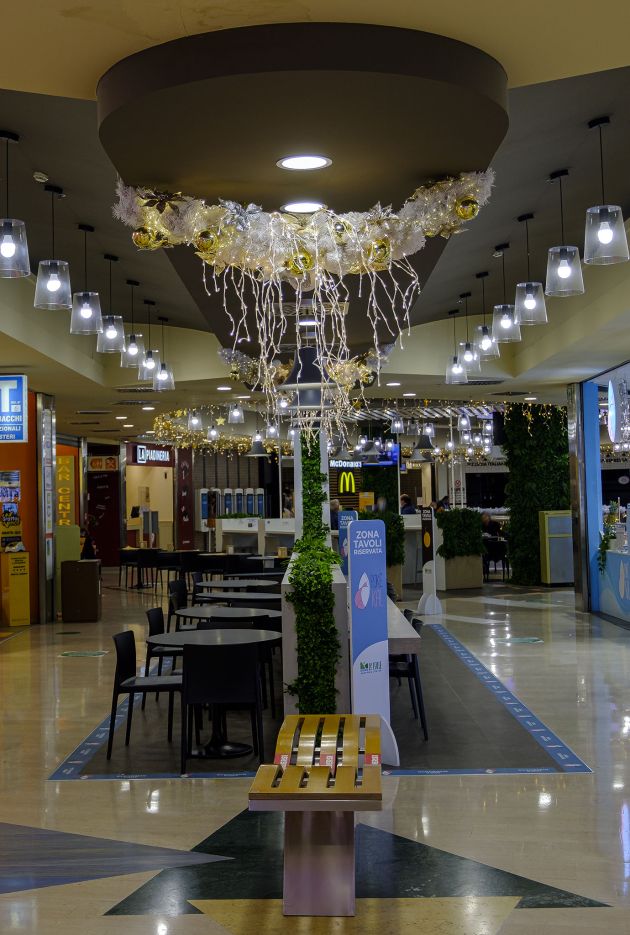 decorazioni e allestimenti natalizi centro commerciale le Isole
