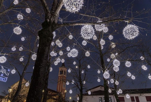 alberi con palle luminose decorazioni natalizie