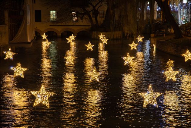 stelle luminose natalizie sospese sull'acqua a treviso