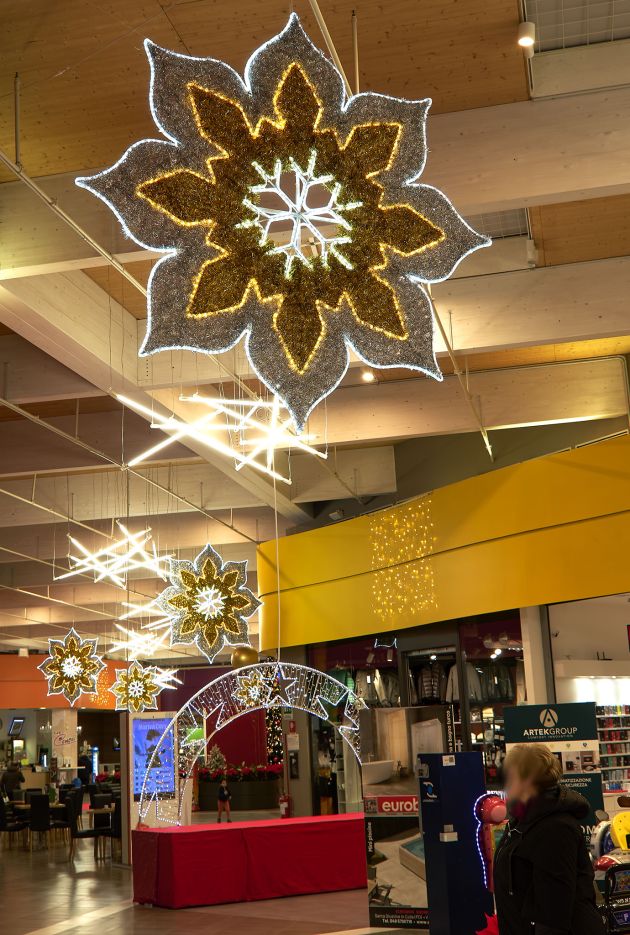 decorazione e luci natalizie interno centro commerciale le Centurie