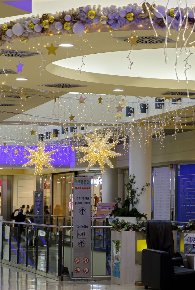 allestimento natale centro commerciale
