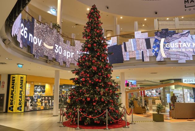 centro commerciale le Tiare allestimenti natalizi interno albero natale rosso